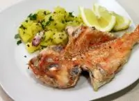 Морской окунь, запеченный в духовке с картофелем