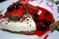 Парфе с соусом из лесных ягод