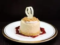 Мельба (персиковое парфе с малиновым соусом)