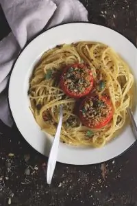 Спагетти с фаршированными томатами