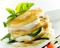 Пирамида из омлета и моцареллы