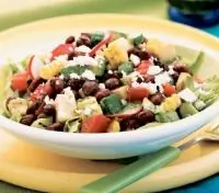 Мексиканский салат с сыром фета и черными бобами