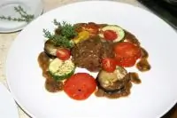 Щечки теленка, томленые в демиглясе, с запеченными овощами и грибным соусом