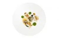 Устрицы с сыром мимолет, горчицей и водяным крессом