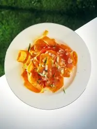 Салат из моркови и миндаля со слабосоленым лососем