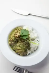 Зеленый карри с курицей и рисом