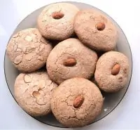 Тягучее миндальное печенье с абрикосовыми косточками