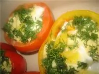 Завтрак из яиц, овощей и салями