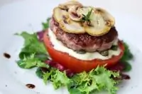 Бургер с каперсами, помидором и майонезом