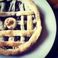 Слоеный пирог с земляникой