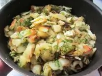Жареная картошка с зеленью