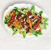 Жареная курица с кукурузным салатом