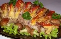 Свинина, запеченная гармошкой, с картофельными грибами