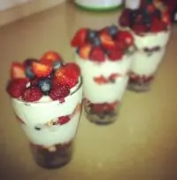 Воздушный десерт с ягодами