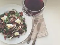 Салат из шпината и яиц с теплой заправкой из бекона