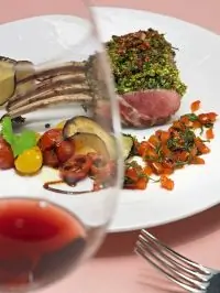 Баранья корейка в панировке из орехов, пряных трав и розового перца