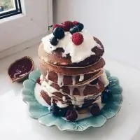 Американские панкейки с кремом из маскарпоне и малиной