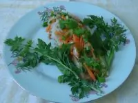 Жареная камбала с морковью, луком и сметаной.