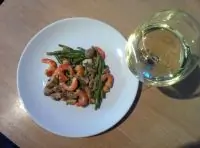 Креветки со спаржей и грибами в сливочном соусе