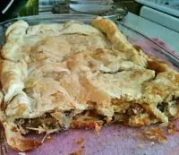 Пирог с грибами, сметаной и сыром