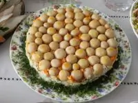 Слоеный салат с грибами, мясом и плавлеными сырками