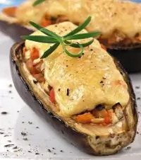 Фаршированные баклажаны-лодочки под сыром