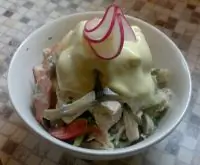 Пикантный салат из курицы, грибов и редиса