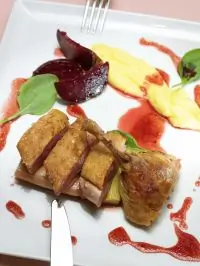 Утка с ревенем, печеной свеклой и картофельным пюре