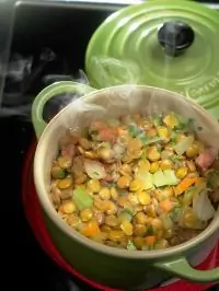 Зеленая чечевица с овощами