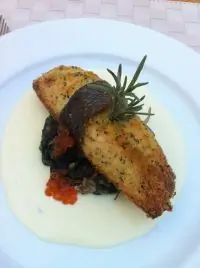 Лосось со шпинатом в сливочно-икорном соусе