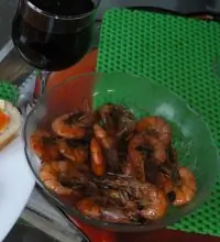 Королевские креветки с базиликом в красном вине