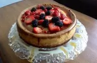 Чизкейк с белым и молочным шоколадом под карамельным соусом