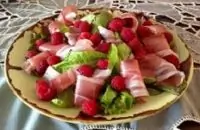 Салат летний с прошутто и малиной