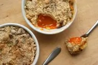 Порционный крамбл с абрикосами и фисташками