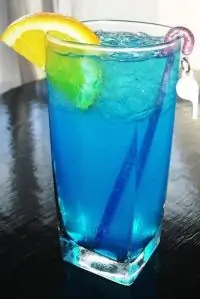 Коктейль «Голубая лагуна» с ананасом