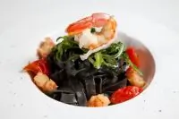 Тальолини неро с креветками и черри