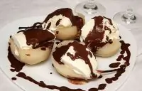 Десерт из груш с мороженым