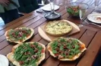 Пицца с пармской ветчиной и рукколой