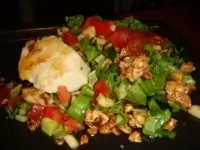 Зеленый салат с жареным халуми