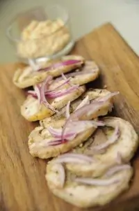 Куриный рулет, фаршированный печенью кролика, сулугуни и болгарским перцем