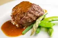 Стейк из говядины со спаржей и стручковой фасолью