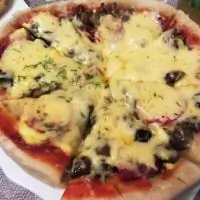 Пицца с грибами и ветчиной