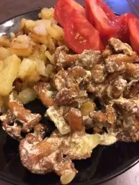 Лисички, тушеные в сметане