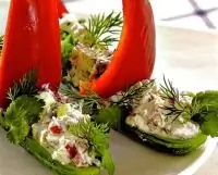 Лодочки из огурцов со сладким перцем и творогом