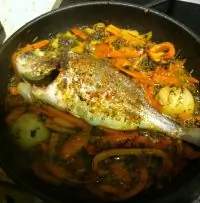 Дорада, запеченная с овощами