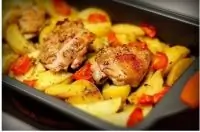 Курица, маринованная в кефире, запеченная с картофелем и травами