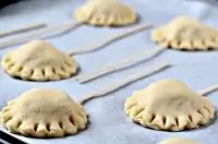 Пирожок с яблоком на палочке