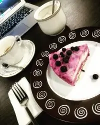 Черничный творожный торт без выпечки