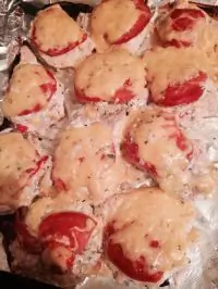 Куриное филе под сыром с помидорами