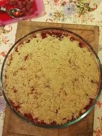 Крамбл с яблоками и клубникой